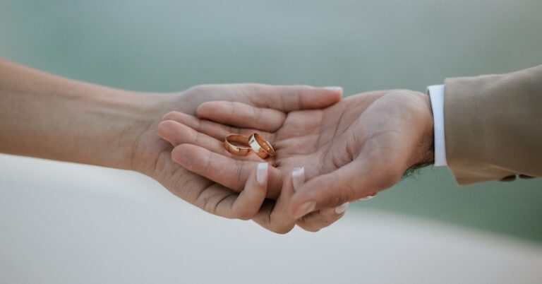 Leia mais sobre o artigo Onde comprar alianças baratas de casamento em ouro 18k?