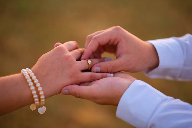 pedido de casamento com anel de noivado