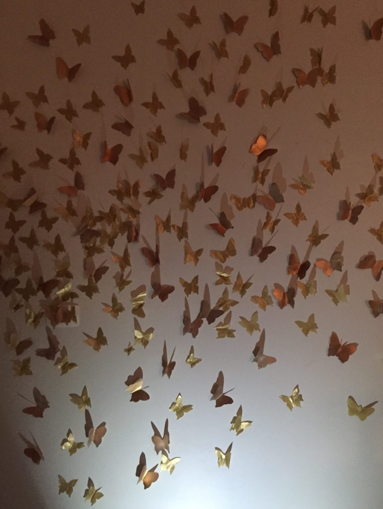 decoração com borboletas de papel na parede
