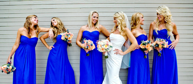 Madrinhas de casamento: todas devem usar o mesmo vestido, na mesma cor?