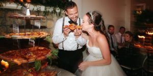 Casal troca o tradicional bolo de casamento por uma torre de PIZZA!