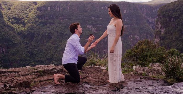 Leia mais sobre o artigo Nem uma tempestade pôde impedir esse pedido de casamento na serra