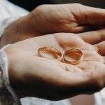 O que gravar nas alianças e anel de noivado?