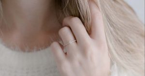 Como escolher o tamanho do diamante do seu anel de noivado