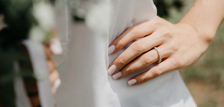 Leia mais sobre o artigo 18 modelos de alianças na mão para te ajudar a escolher o modelo ideal