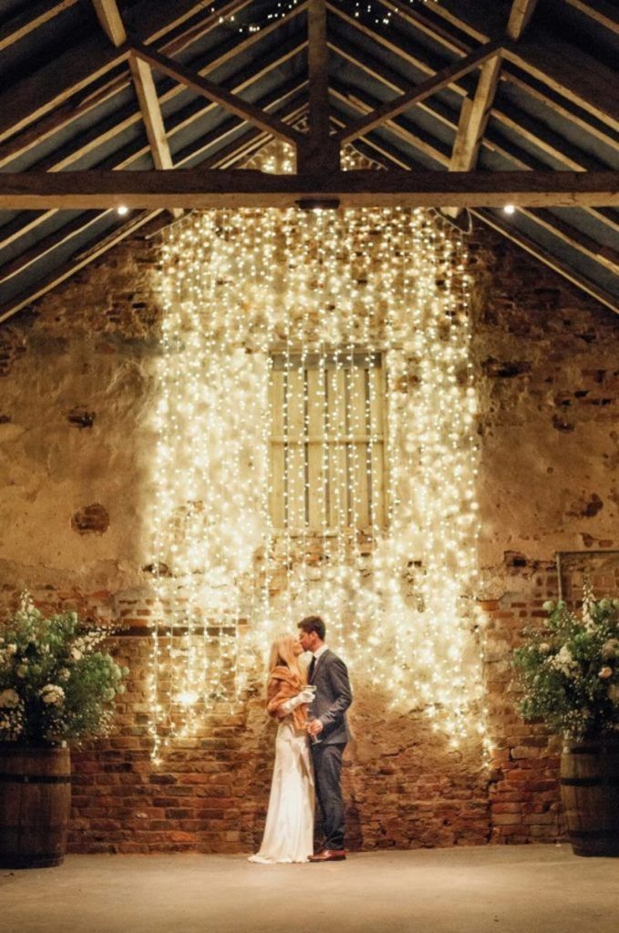 parede iluminada com luzes para casamento