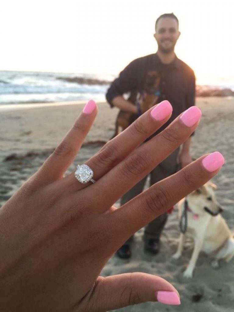 pedido de casamento com anel de diamante