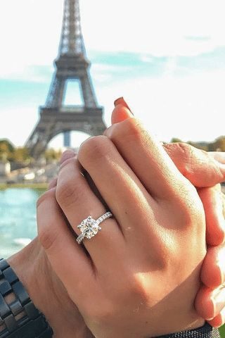 anúncio de noivado com a Torre Eiffel ao fundo