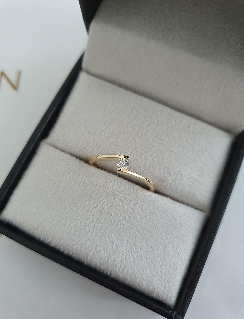 anel de noivado com aro minimalista