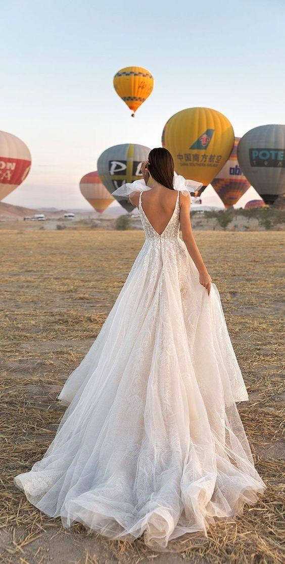 vestido de noivado com decote bem discreto nas costas
