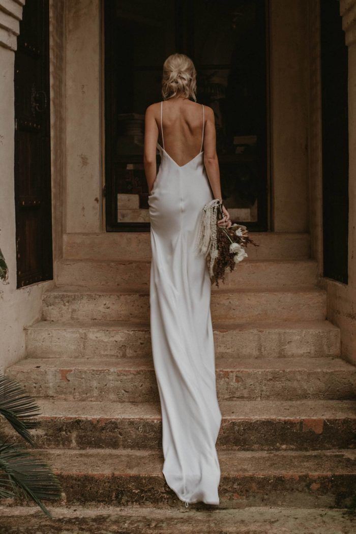 vestido de noiva branco sem detalhes e com decote