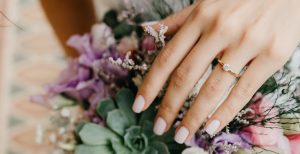 O que é anel de noivado solitário? 15 modelos para te inspirar!