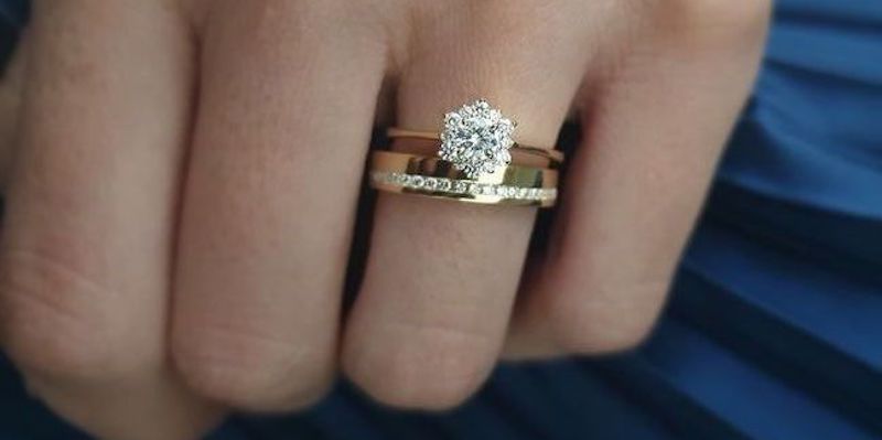 Como combinar o anel de noivado com a aliança de casamento?