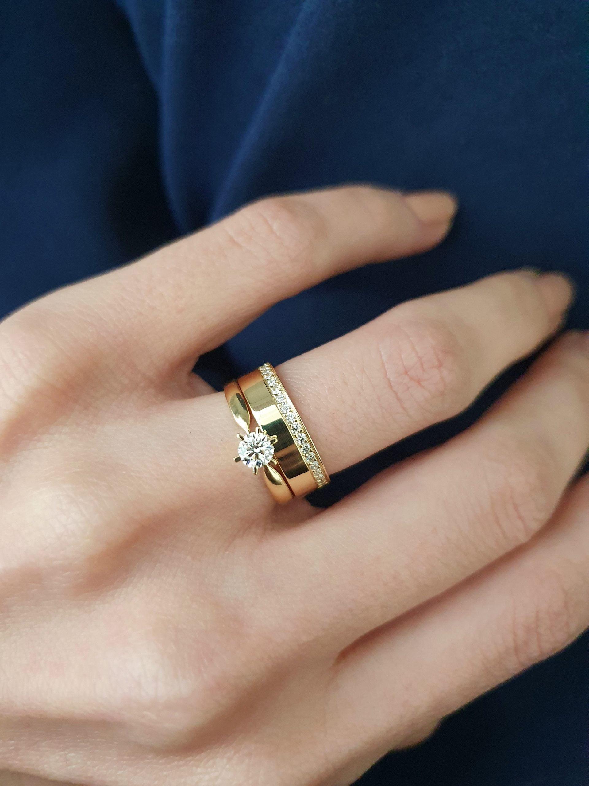 anel de noivado combinado com aliança de casamento