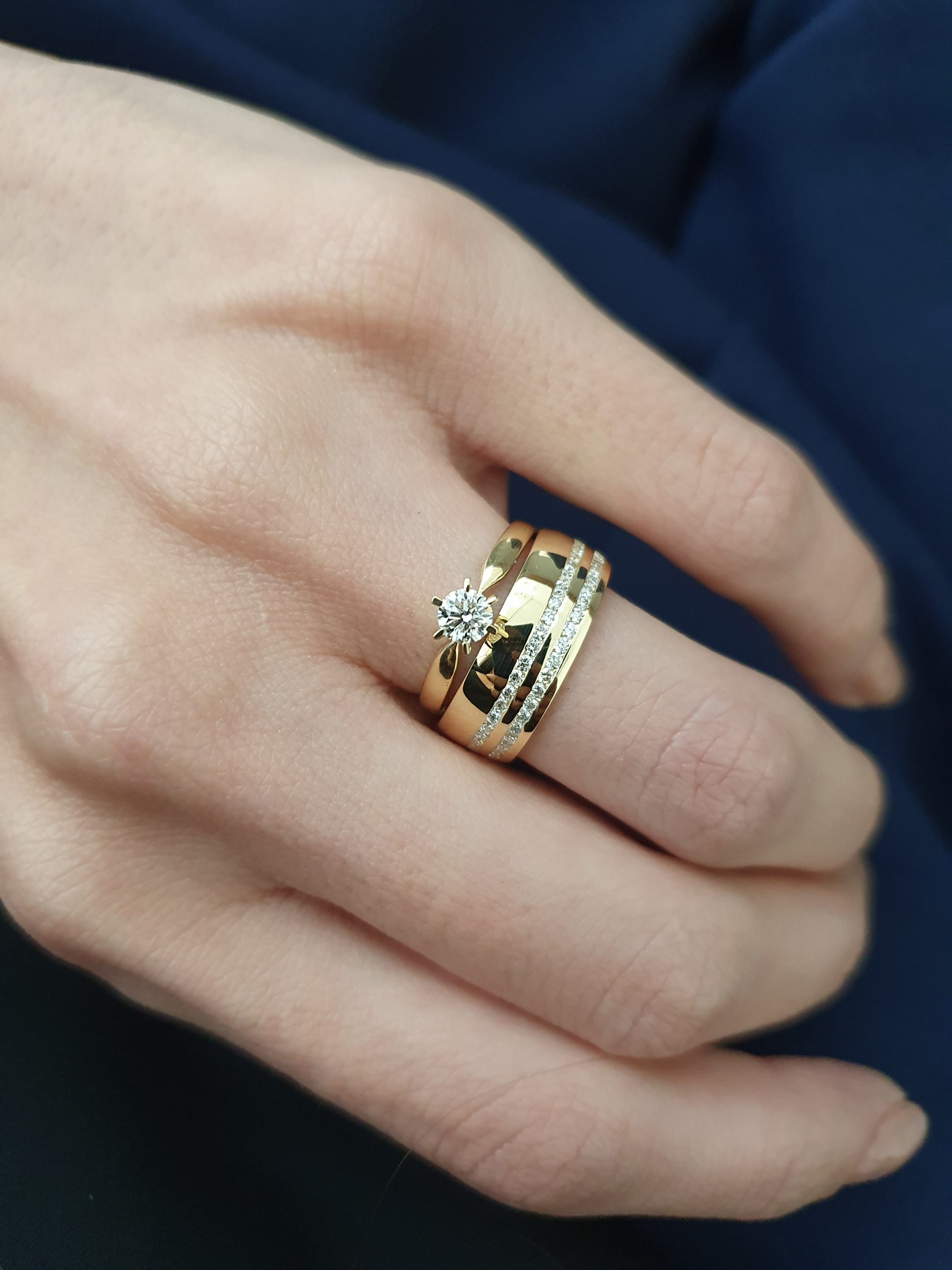 anel de noivado com aliança com diamantes