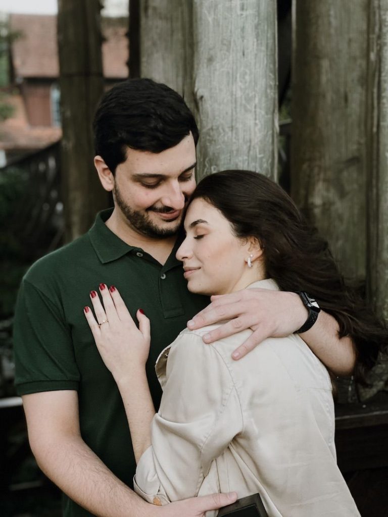 pedido de casamento surpresa com anel de diamante