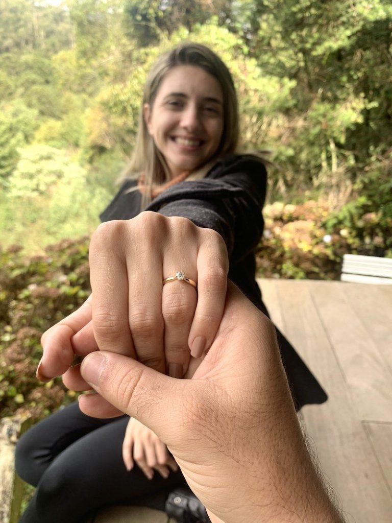 pedido de casamento com anel solitário de diamante