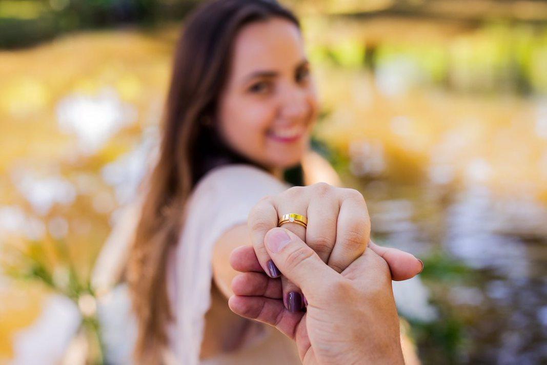 pedido de casamento com anel e aliança