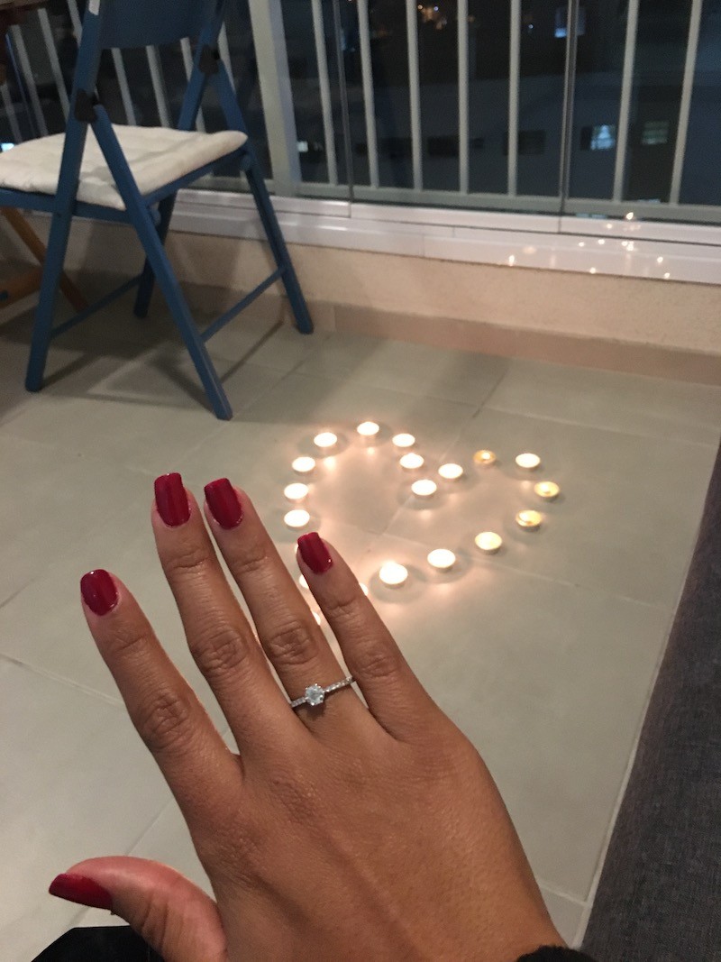 pedido de casamento com anel de noivado com diamantes