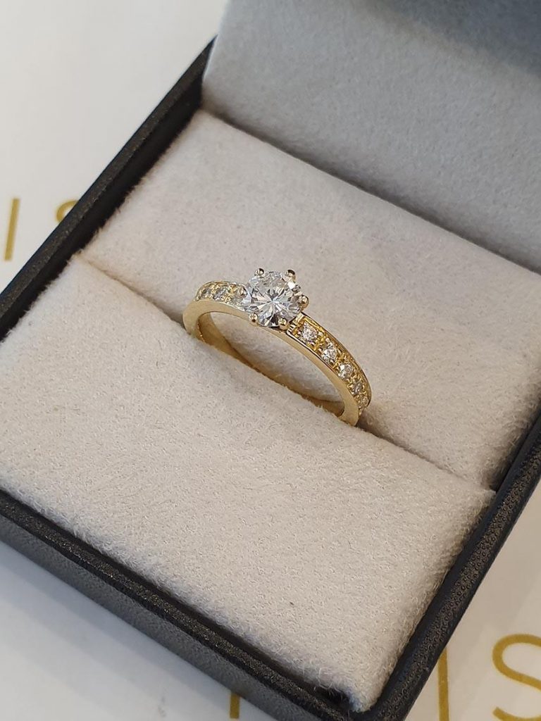 anel de noivado com diamantes