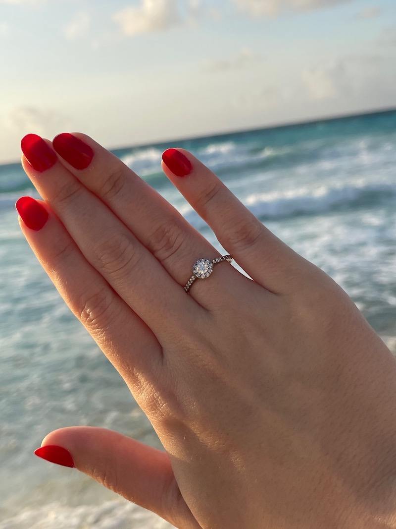 pedido surpresa em Cancún com anel de noivado em ouro 18k