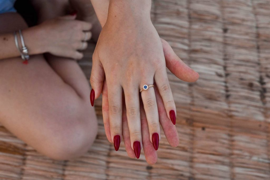 pedido de casamento na praia com anel de noivado