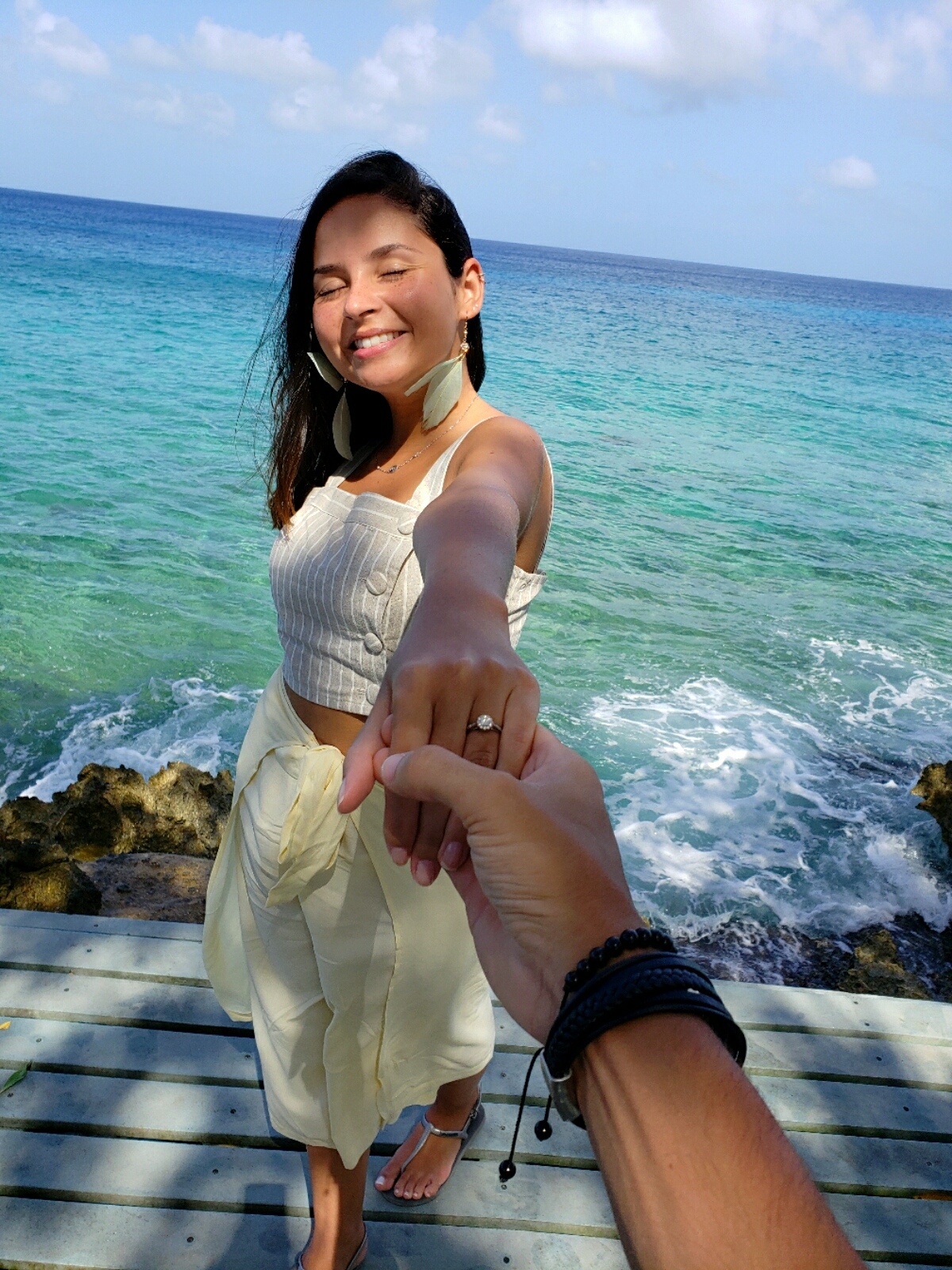 pedido de casamento diante do mar com anel de noivado
