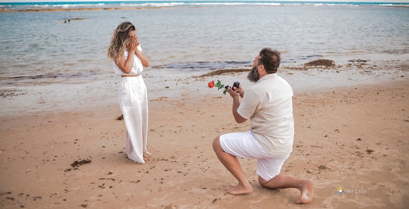 pedido de casamento na areia da praia