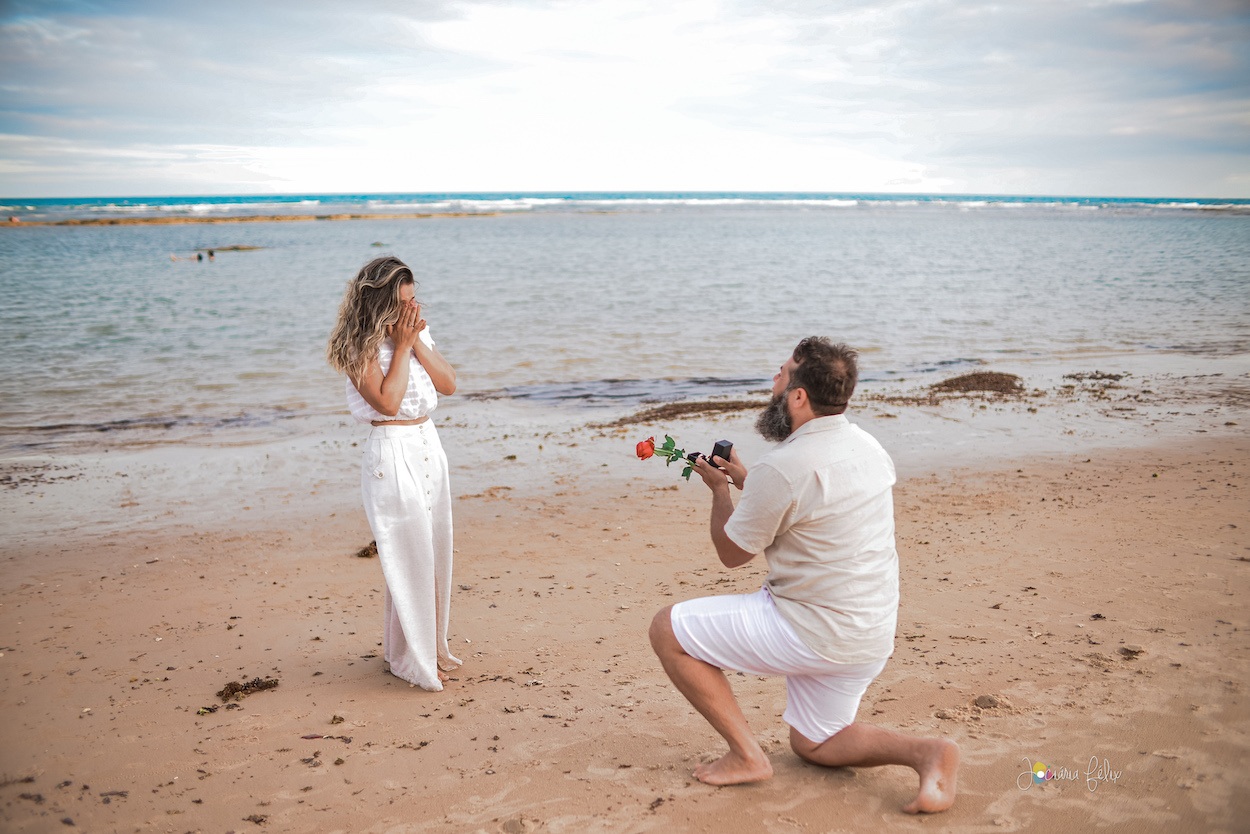 pedido de casamento durante sessão de fotos na praia