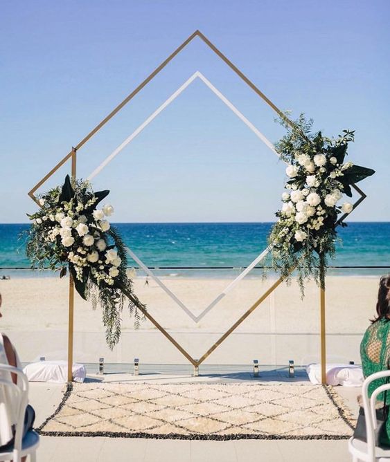 altar de casamento na praia com arco