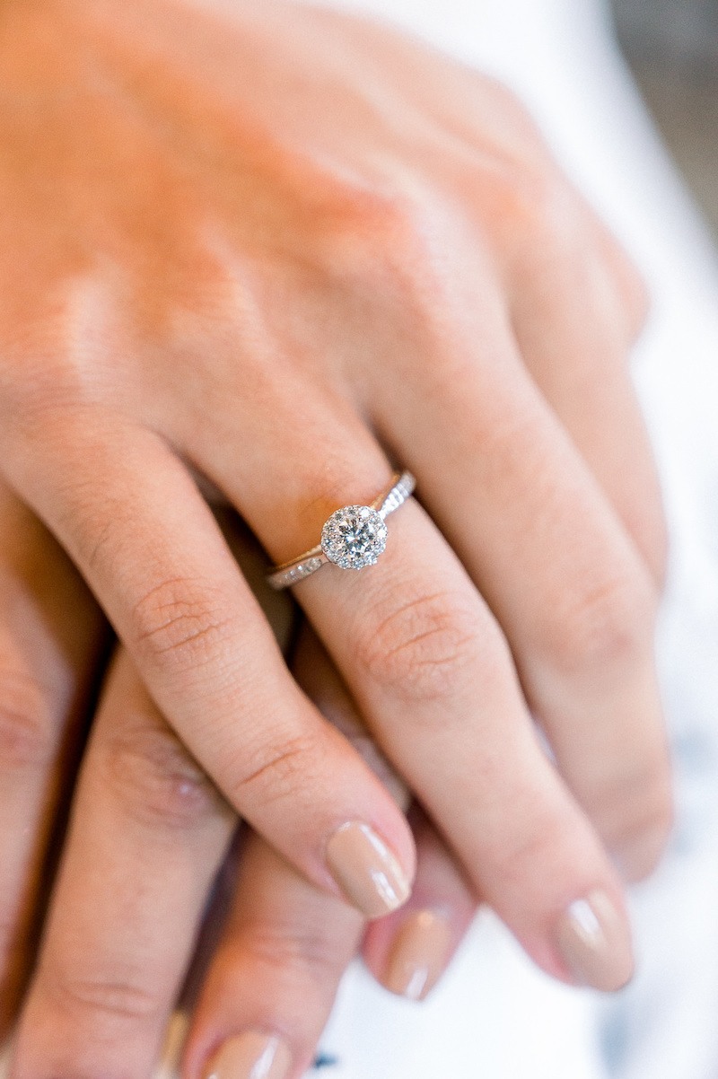 anel de noivado em ouro branco 18k e diamantes