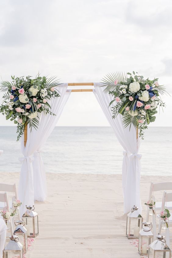 arco com tecido para cerimônia em praia