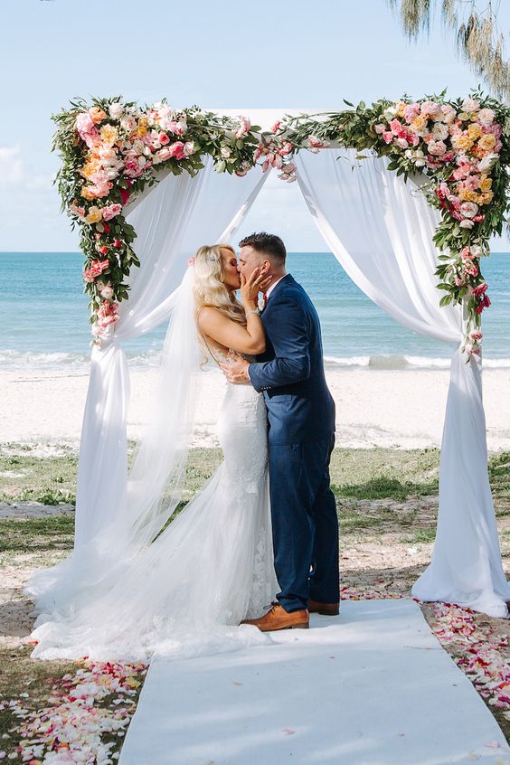 arco com tecido para casamento na praia
