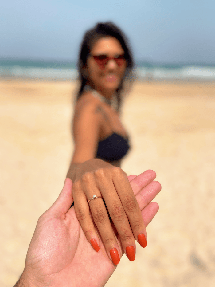 pedido na praia com anel de noivado