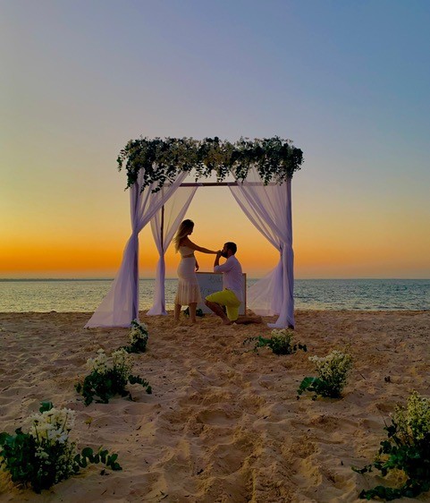 pedido de casamento decorado em praia