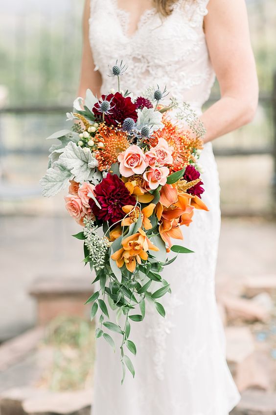 flores coloridas em cascata para casamento