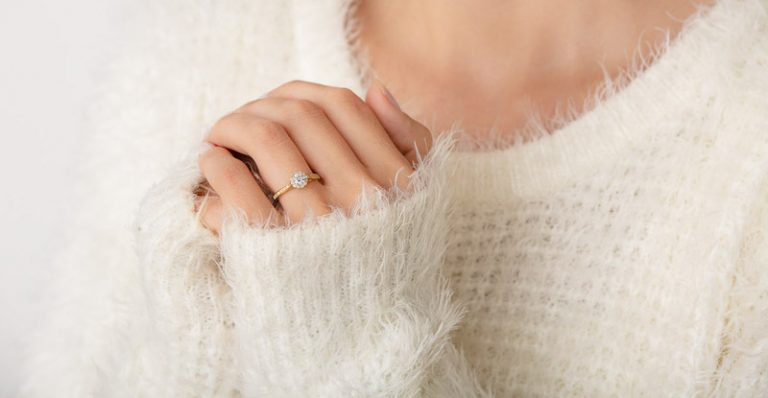 Leia mais sobre o artigo Anel de Noivado Amore Mio: uma joia marcante e de inspiração vintage!