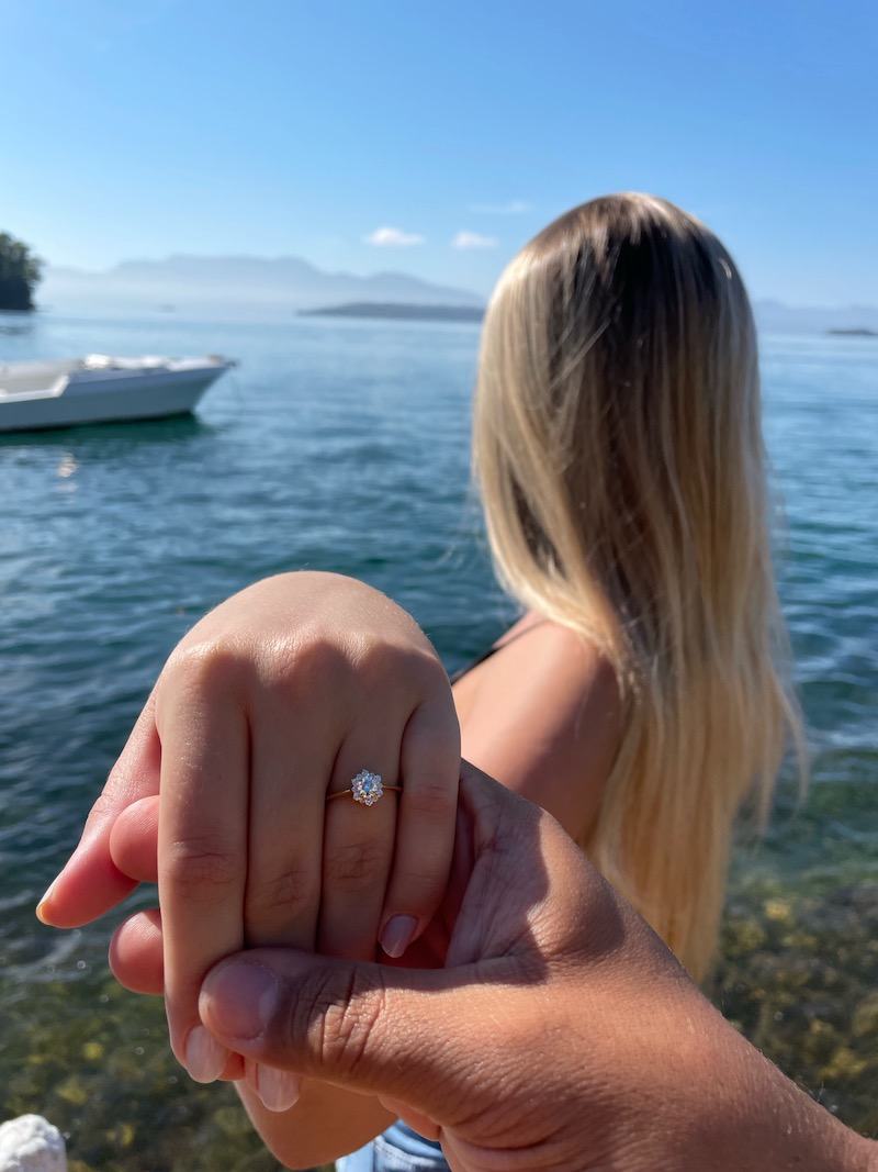 noiva exibindo o anel de noivado em praia