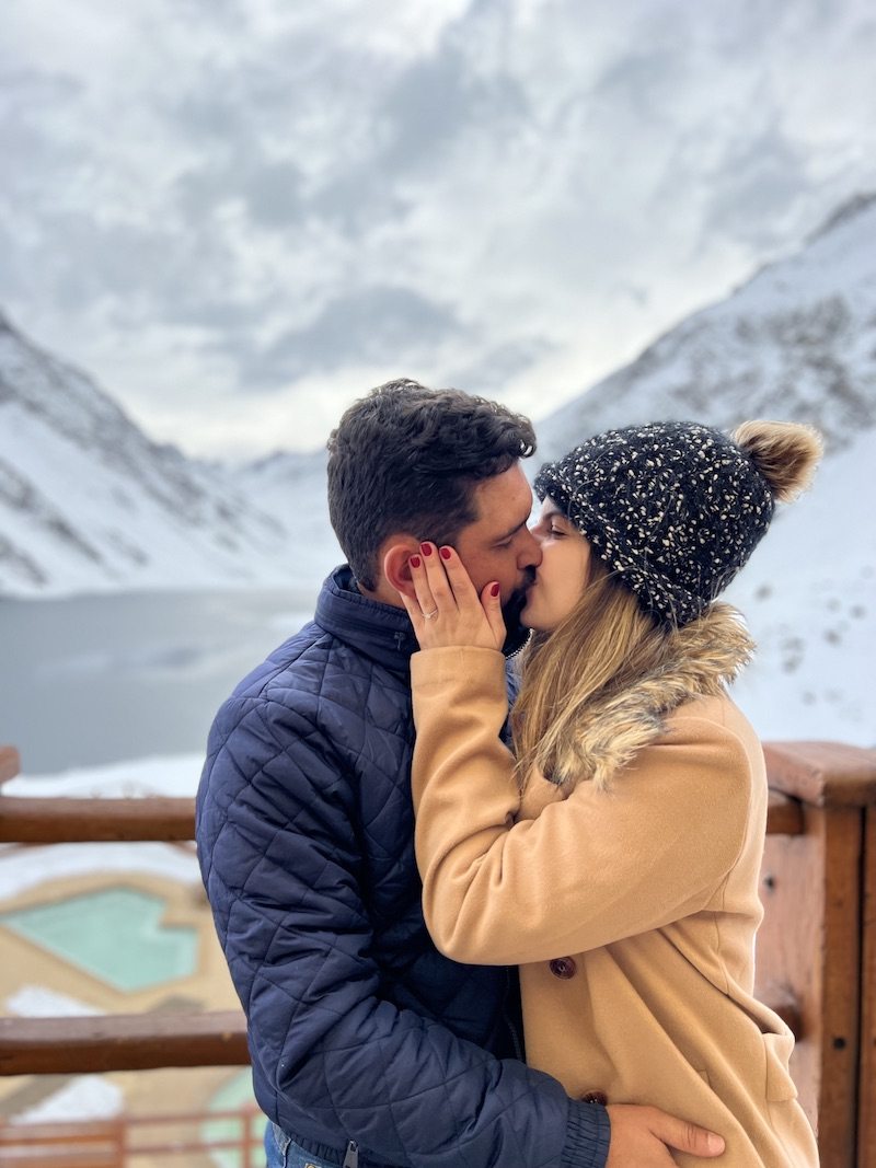 casal de noivos em viagem na neve