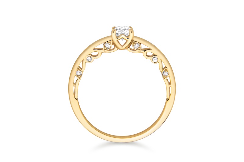 anel de noivado adornado com diamantes