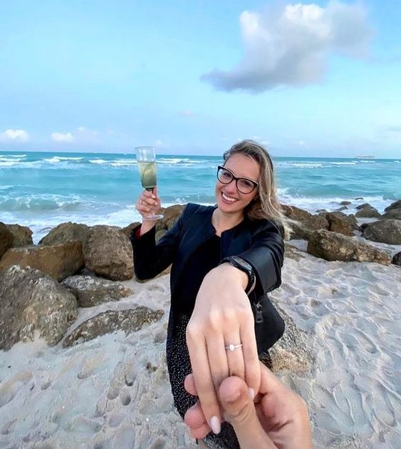 ela disse "sim" na praia em Miami