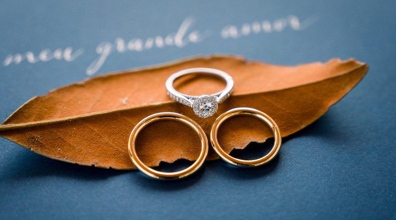 Qual a diferença entre um anel de noivado e uma aliança?