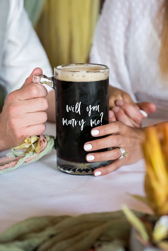 caneca de cerveja personalizada com pedido de casamento