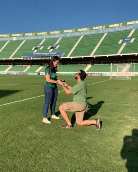 namorado faz pedido de casamento em estádio de futebol