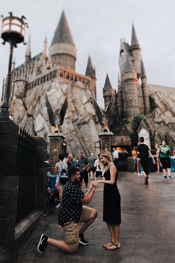 noivado surpresa em frente ao castelo de Hogwarts