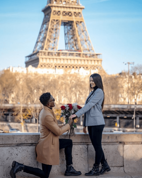 surpresa romântica diante da Torre Eiffel