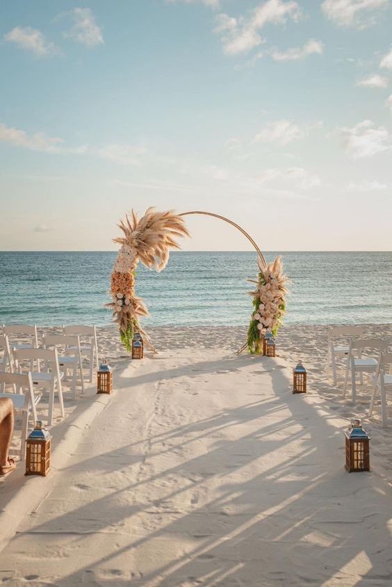 Tendência de casamento 2023 mini wedding praia