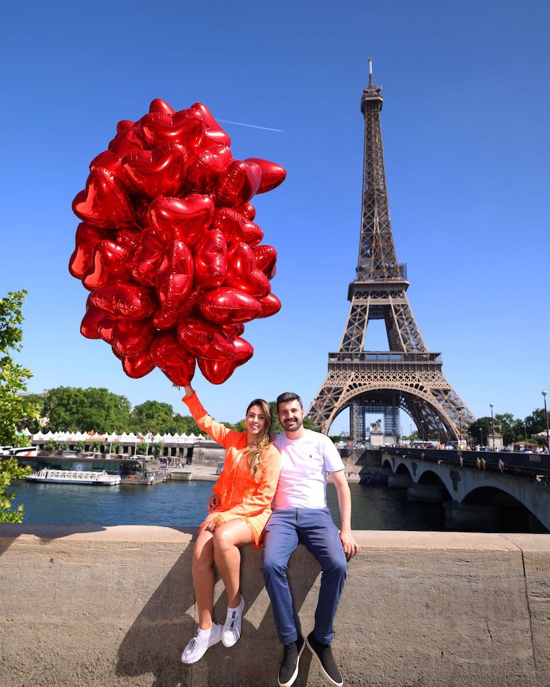 inspirações de pedido em frente a Torre Eiffel