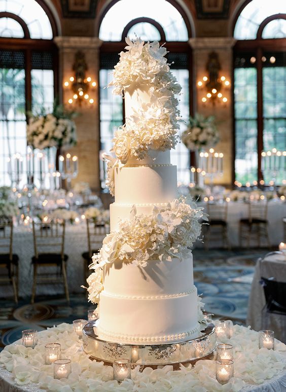 Tendência de casamento 2023 bolo com flores