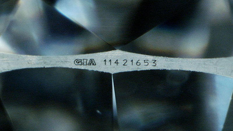inscrição a laser no diamante GIA